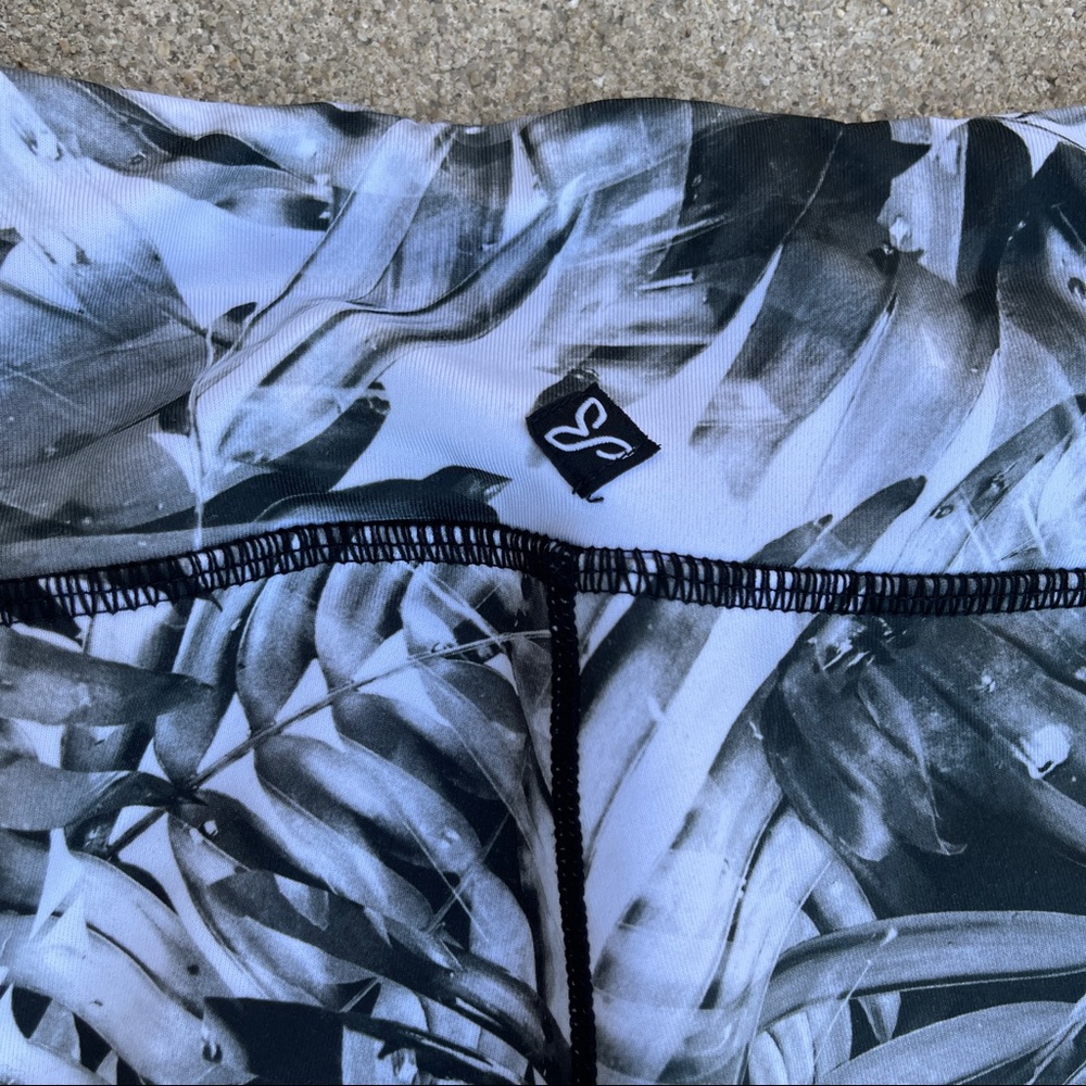 PRANA Roxanne Capri Legging Black Paradise Palm Leaves Women's Mid Rise Cropped - Picture 6 of 8